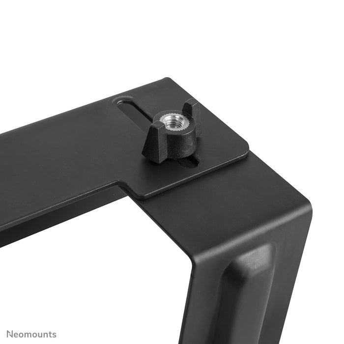 Neomounts AWL-450BL är en universell mediaspelarfäste med justerbart djup (4,7-7,6 cm) - Svart
