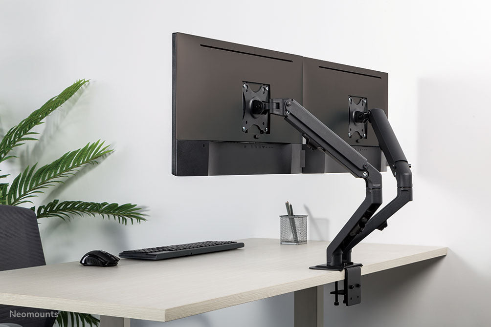 Neomounts FPMA-D650D svart är ett full motion-bordfäste för skärmar upp till 27 tum (69 cm).