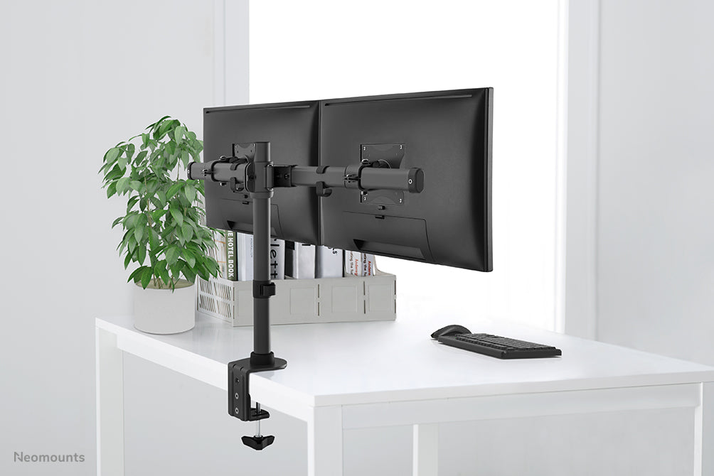 Neomounts FPMA-DCB100D svart är ett korsarmstativ för skrivbord för 2 platta skärmar upp till 27 tum (69 cm).