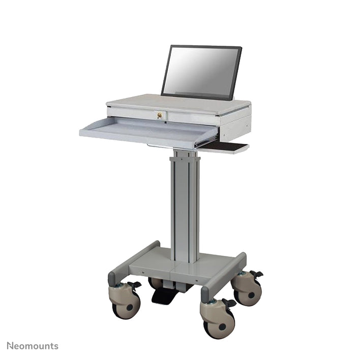 Neomounts MED-M100 är en mobil arbetsplats för laptop, tangentbord och mus.