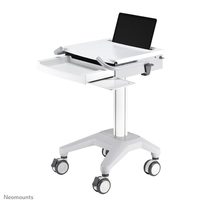 Neomounts MED-M200 är en mobil arbetsplats för laptop, tangentbord och mus.