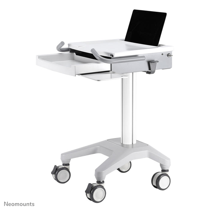 Neomounts MED-M200 är en mobil arbetsplats för laptop, tangentbord och mus.
