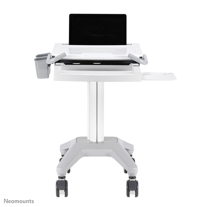 Neomounts MED-M200 är en mobil arbetsplats för laptop, tangentbord och mus.