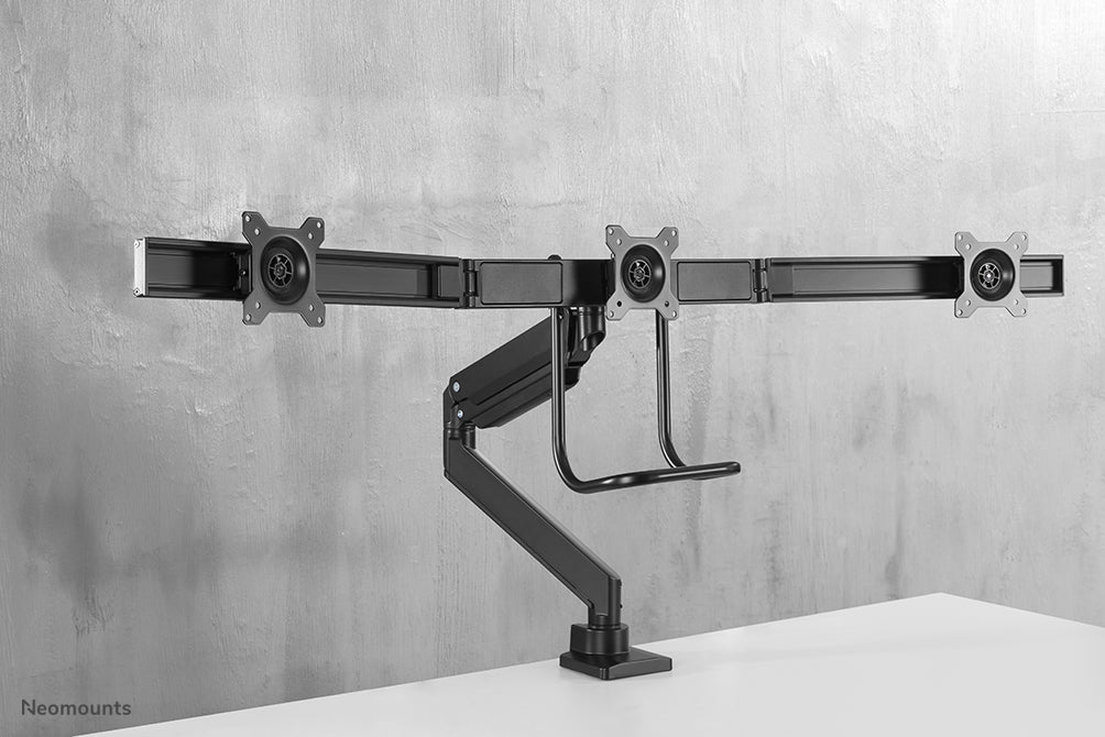 Neomounts NM-D775DX3 svart är ett gasfjädrat skrivbordsstöd med tvärstång och handtag för platta skärmar upp till 27 tum (68,6 cm).