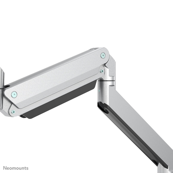 Neomounts NM-D775DX3 silver är ett gasfjädrat skrivbordsstöd med tvärstång och handtag för platta skärmar upp till 27 tum (68,6 cm).