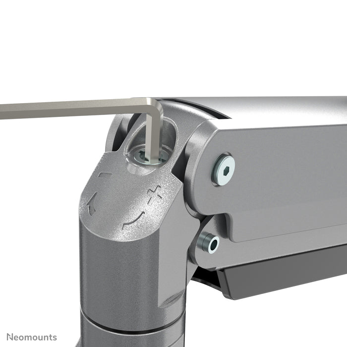 Neomounts NM-D775DX3 silver är ett gasfjädrat skrivbordsstöd med tvärstång och handtag för platta skärmar upp till 27 tum (68,6 cm).