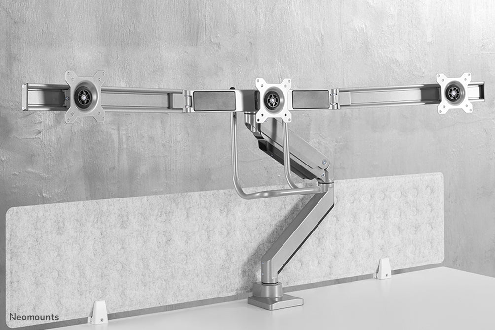 Neomounts NM-D775DX3 silver är ett gasfjädrat skrivbordsstöd med tvärstång och handtag för platta skärmar upp till 27 tum (68,6 cm).