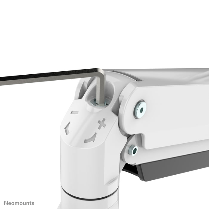 Neomounts NM-D775DX3 vit är ett gasfjädrat skrivbordsstöd med tvärstång och handtag för platta skärmar upp till 27 tum (68,6 cm).