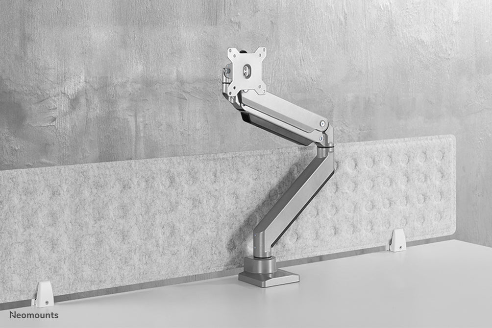 Neomounts NM-D775 silverPLUS är ett gasfjädrat skrivbordsstöd för böjda skärmar upp till 49 tum (124 cm) - Silver