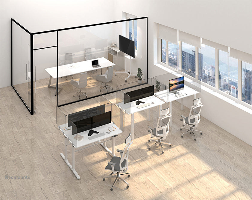 Neomounts NS-GLSPROTECT100 är en hållbar glasvägg på 100 cm som ger avståndsskydd på arbetsplatsen – härdat, transparent glas, 100 % återvinningsbart.
