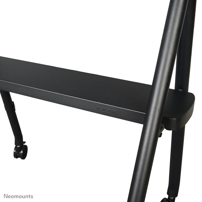 Neomounts NS-M1500black är en flyttbar möbel för flatskärmar upp till 65 tum (165 cm). Inklusive laptopplatta - Svart