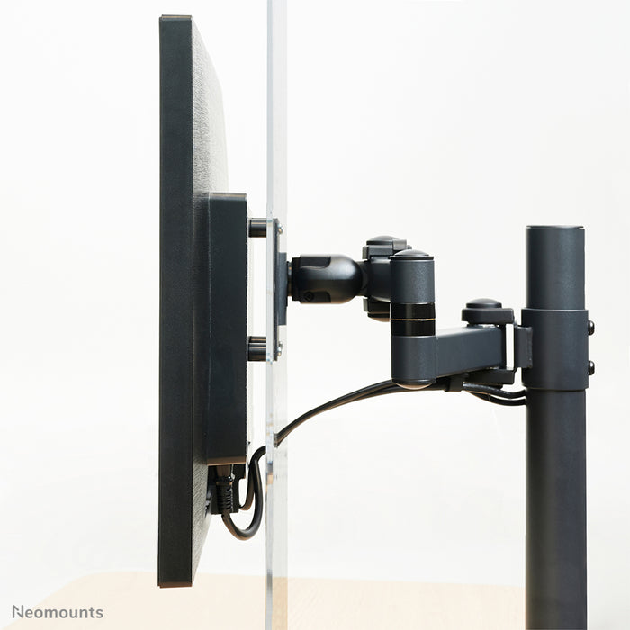 Neomounts NS-PLXPROTECT1 är en transparent skärm för 1 platt skärm och erbjuder avståndsskydd på arbetsplatsen. Transparent akryl, 100 % återvinningsbar | PLXPROTECT är registrerat som EU-designpatent |