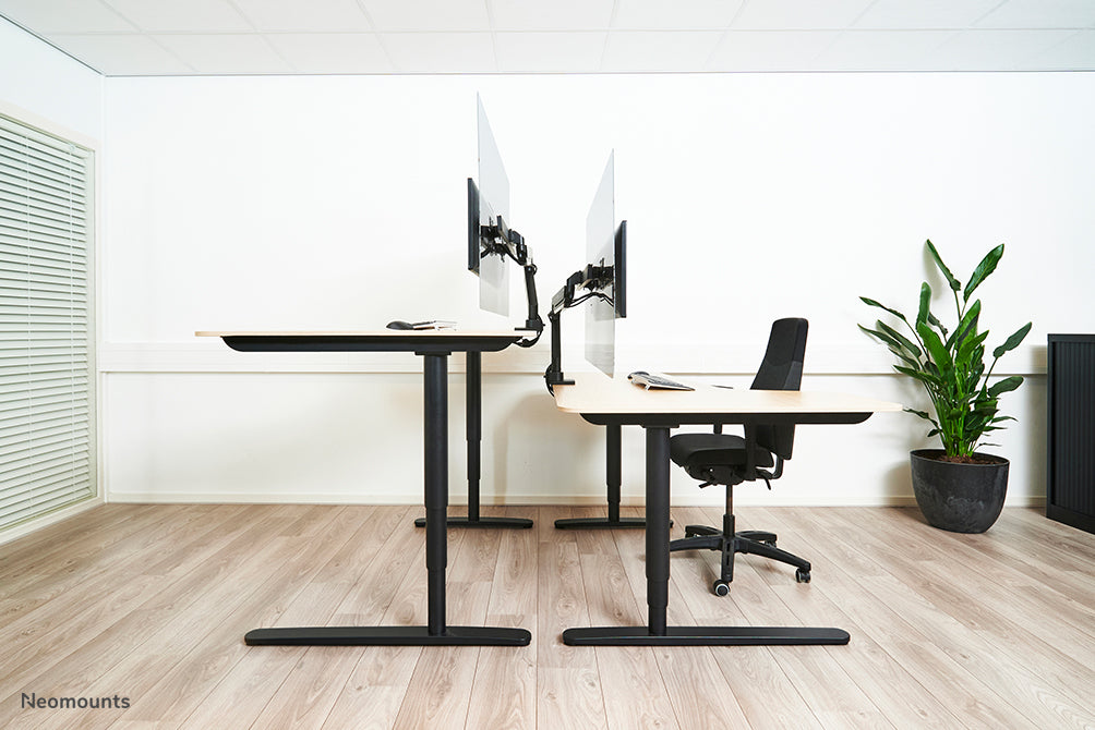 Neomounts NS-PLXPROTECT2 är en transparent skärm för 2 platta skärmar och erbjuder avståndsskydd på arbetsplatsen - Transparent akryl, 100 % återvinningsbar | PLXPROTECT är registrerat som EU-designpatent |
