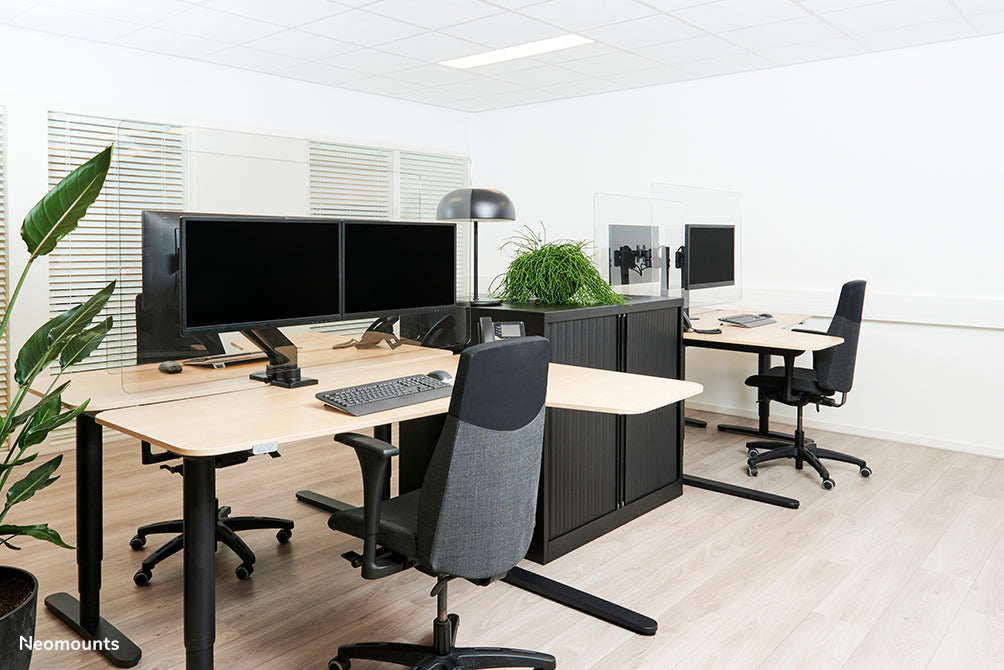 Neomounts NS-PLXPROTECT2 är en transparent skärm för 2 platta skärmar och erbjuder avståndsskydd på arbetsplatsen - Transparent akryl, 100 % återvinningsbar | PLXPROTECT är registrerat som EU-designpatent |