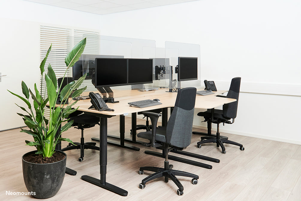 Neomounts NS-PLXPROTECT2 är en transparent skärm för 2 platta skärmar och erbjuder avståndsskydd på arbetsplatsen - Transparent akryl, 100 % återvinningsbar | PLXPROTECT är registrerat som EU-designpatent |