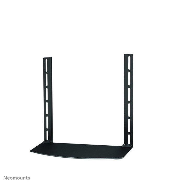Neomounts AV-fäste, modell NS-SHELF100 är idealiskt för att placera AV-utrustning under väggfästen för platt-TV.