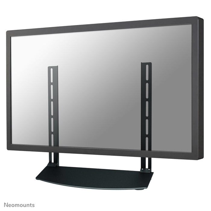 Neomounts AV-fäste, modell NS-SHELF100 är idealiskt för att placera AV-utrustning under väggfästen för platt-TV.