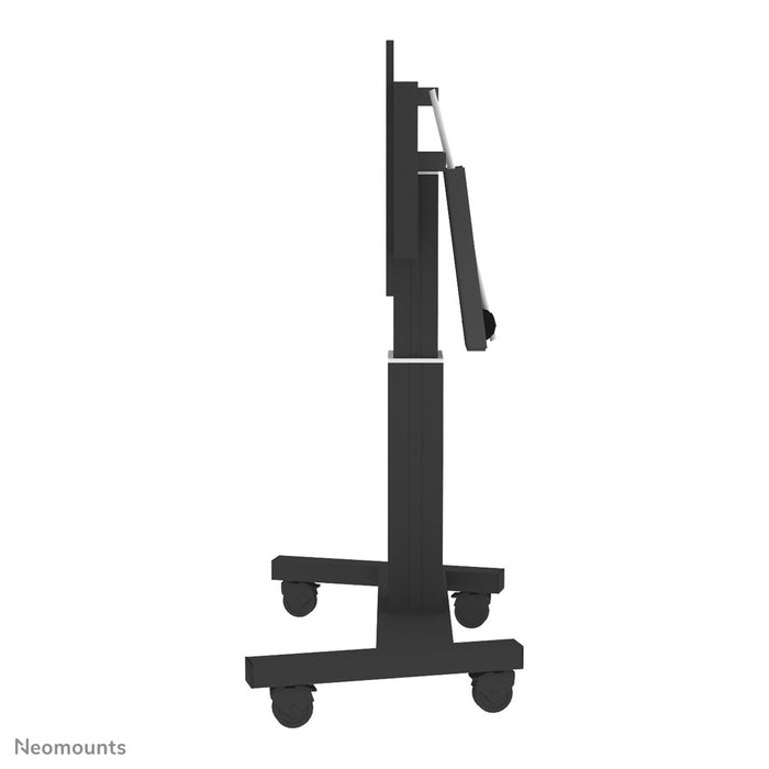 Neomounts PLASMA-M2500T svart är en elektriskt höj- och sänkbar vagn med 90 graders tilt-funktion för flatskärmar upp till 100 tum.